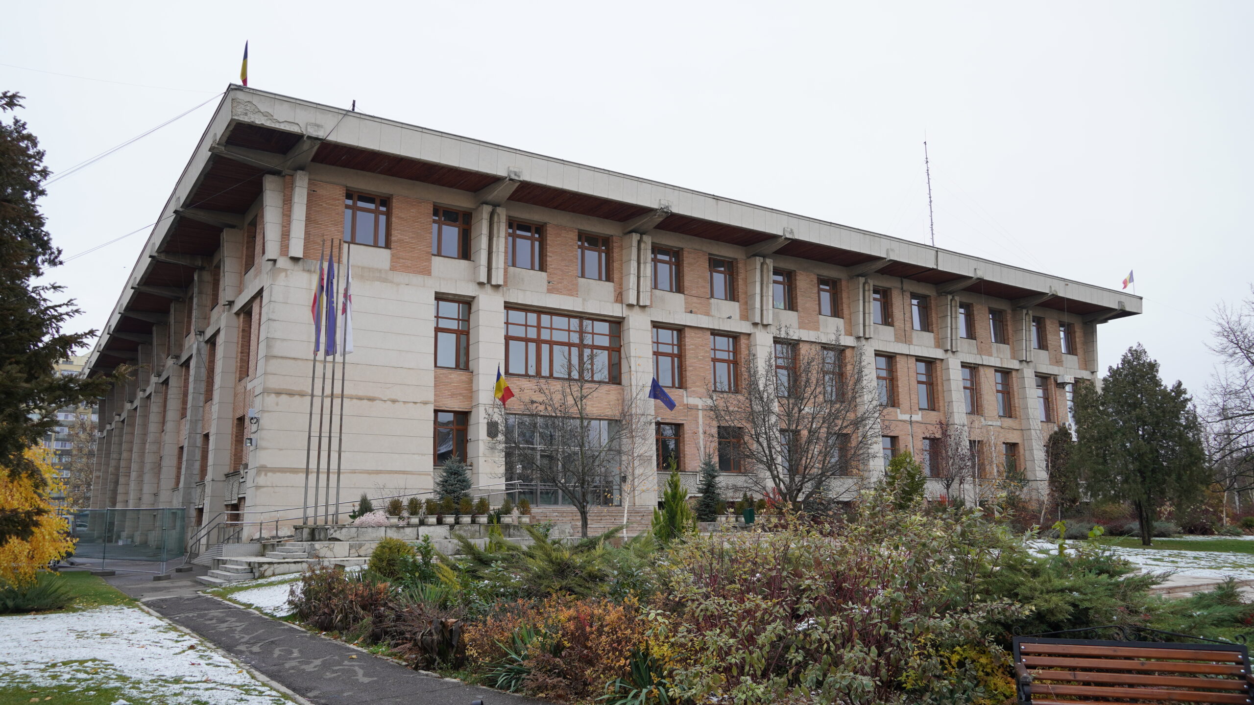 Renovarea Casei Pătrate s-a scumpit cu aproape 4 milioane. Creșterea prețului se datorează tâmplăriei