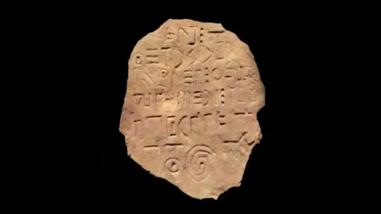 O tăbliță misterioasă îi pune în dificultate pe cercetători. Simbolurile „unice” de pe ea, imposibil de tradus