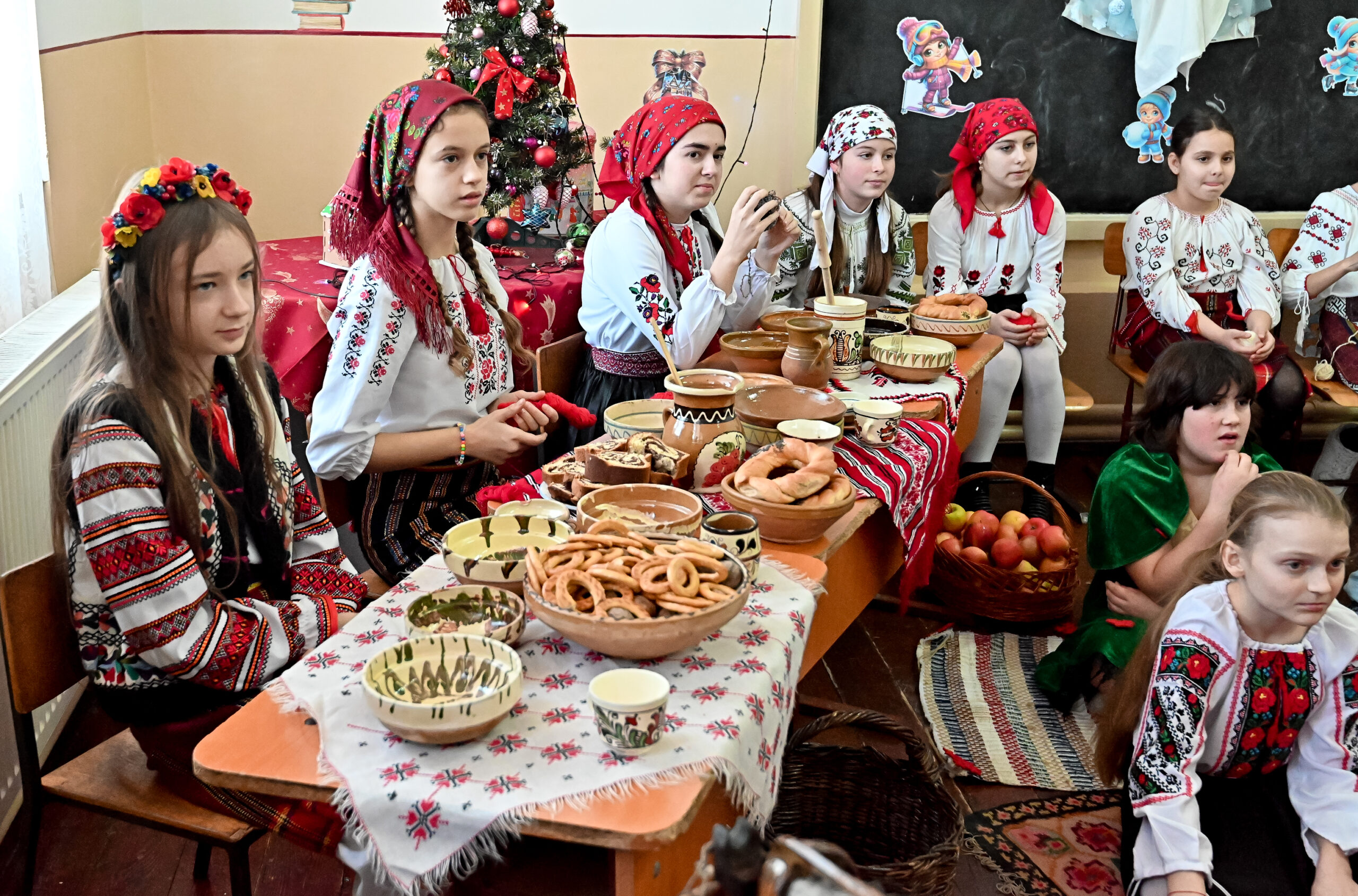 Șezătoarea copiilor din Iazu Nou: reîntoarcere la tradițiile de Crăciun