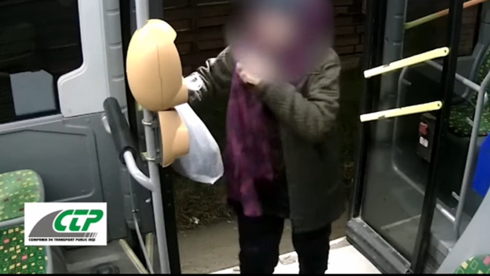 VIDEO Femeie urmărită de soțul violent, salvată de un șofer al CTP