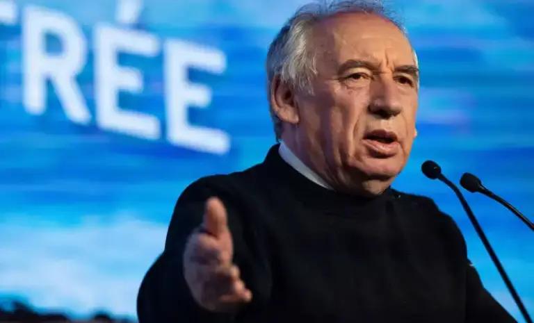 Guvernul francez condus de Bayrou a pierdut votul de încredere. Macron îşi pierde al patrulea premier în decurs de 20 de luni