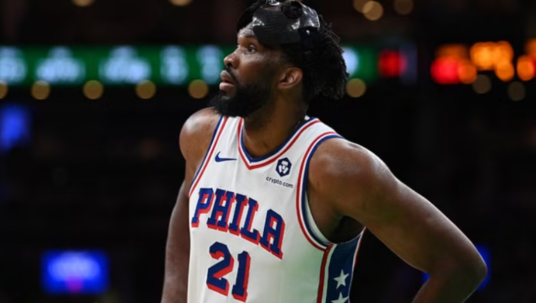 NBA: Joel Embiid, amendat cu 75.000 de dolari pentru un „gest obscen