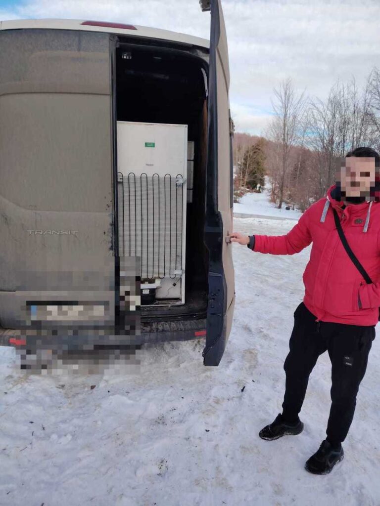  Amendă uriașă primită de un bărbat care și-a aruncat vechiul frigider pe marginea drumului