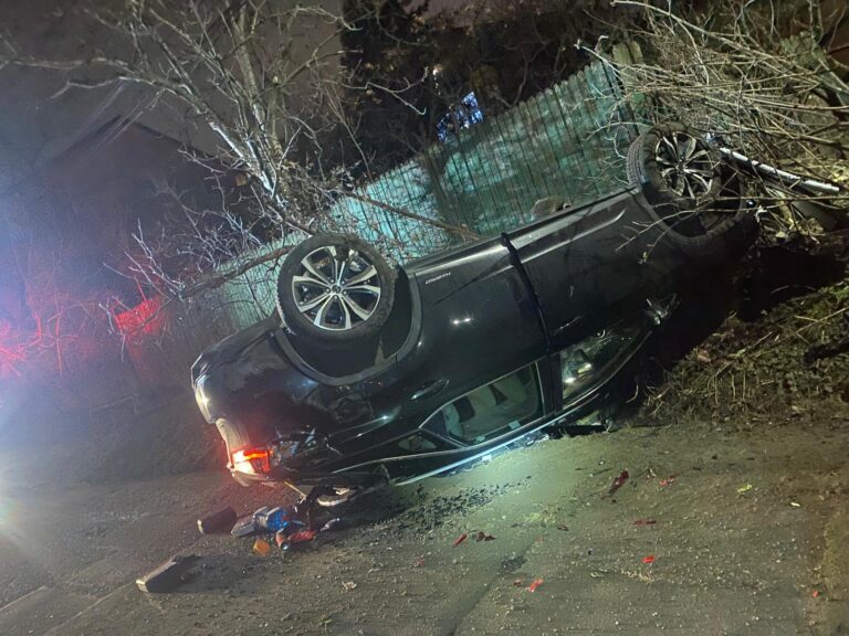 FOTO – Accident în seara de Crăciun. Mașină Lexus cu roțile în sus, în zona Sărărie