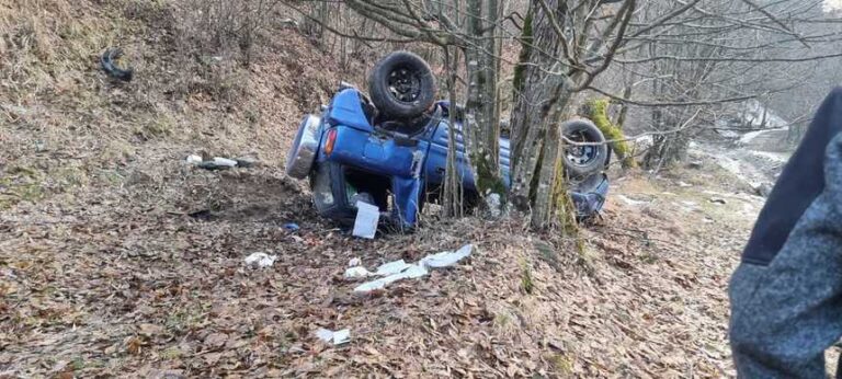 Patru persoane au scăpat cu răni uşoare după ce autovehiculul în care se aflau s-a răsturnat în Bistriţa Năsăud
