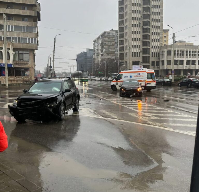 FOTO Tamponare între două autovehicule în această dimineață în zona Hala Centrală din Iași