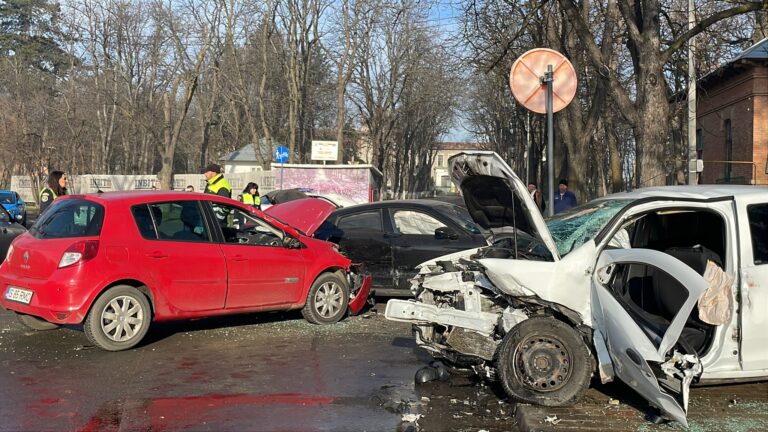 Accident grav în Iași, cu trei mașini implicate și trei victime încarcerate - FOTO