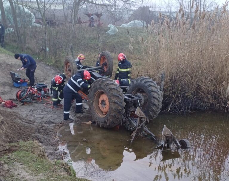 Iași: Un bărbat a murit joi dimineață zdrobit sub un tractor - FOTO
