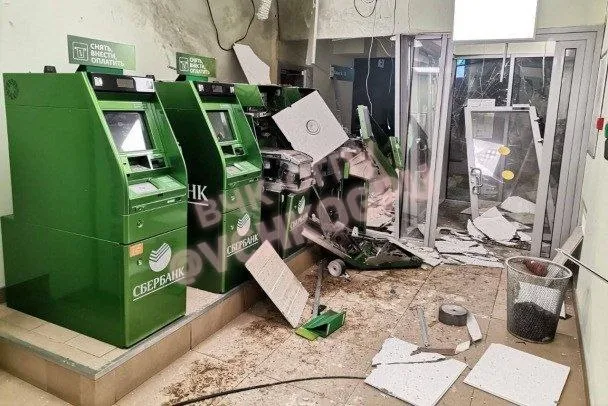 Val de evenimente bizare în Rusia: Pensionarii incendiază bancomate, mașini de poliție și oficii poștale