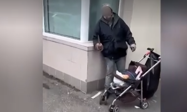 Panică pe o stradă din Râmnicu Vâlcea. Un bătrân înarmat cu un cuțit și o șurubelniță i-a ameninţat pe trecători