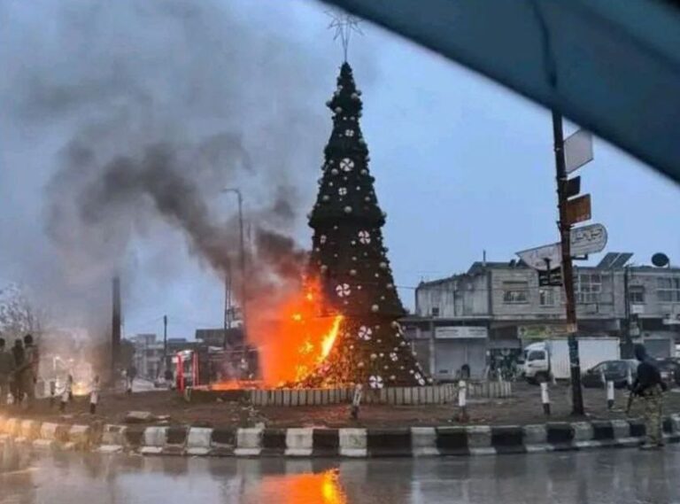 Siria: Sute de creştini au demonstrat la Damasc după ce un brad de Crăciun a fost incendiat