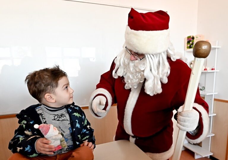 Surpriză neașteptată pentru zeci de copii din satul Mitoc: „Moș Crăciun! Moș Crăciun! Moș Crăciun!”