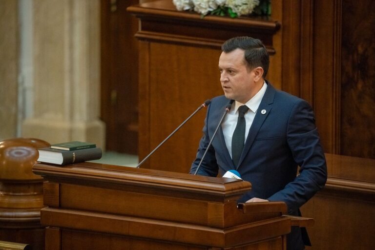 Un senator AUR din Botoșani își caută consilieri parlamentari pe OLX