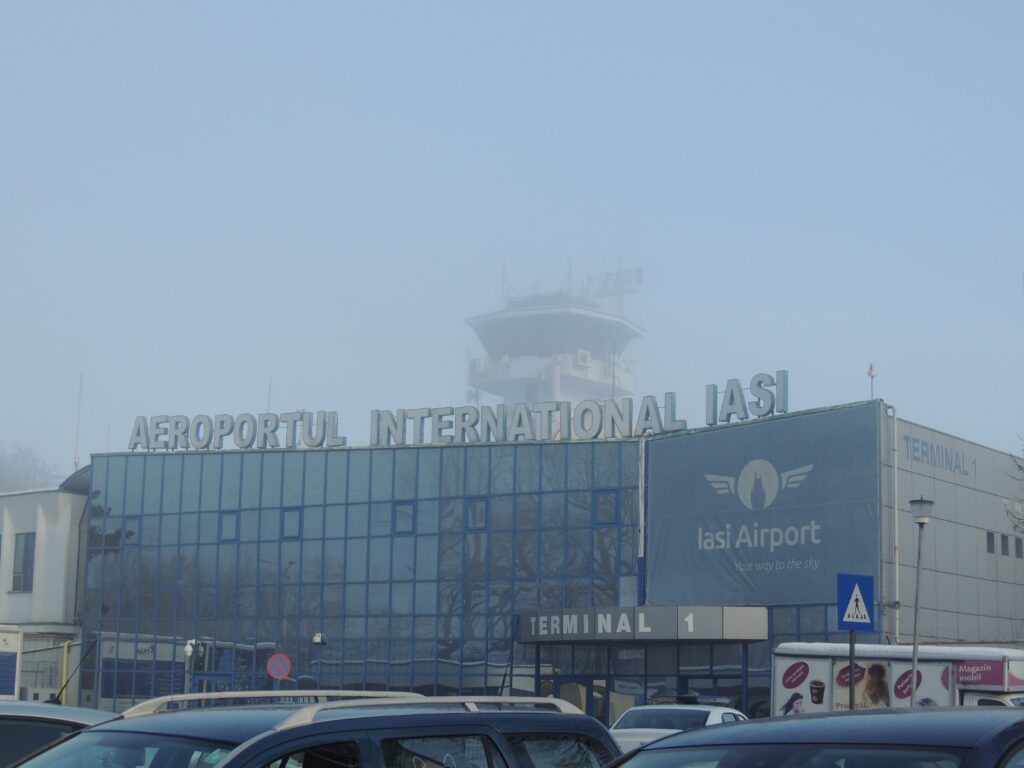Ceața densă a dat peste cap zborurile pe Aeroportul Iași: curse anulate și devieri spre alte aeroporturi