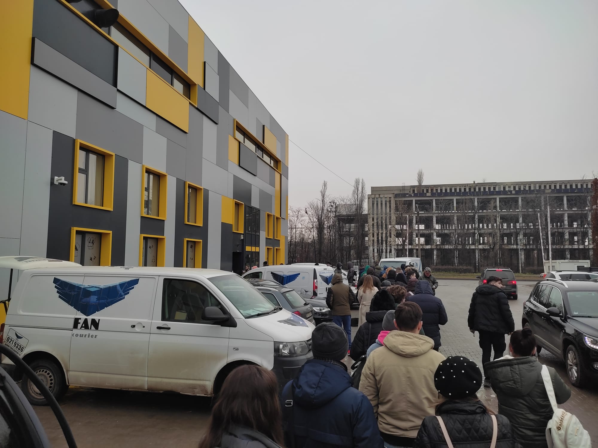 Coadă la FanCourier, în Iași. Nu se fac livrări la domiciliu - FOTO