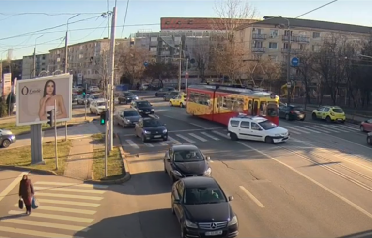 VIDEO Coliziune între un tramvai și un autoturism pe bd. Nicolae Iorga