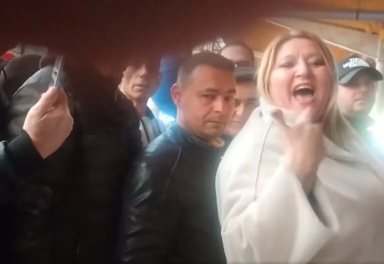 Consiliul Naţional al Audiovizualului sesizează Parchetul General cu privire la agresiunea comisă astăzi de Diana Şoşoacă asupra echipei Antena 3