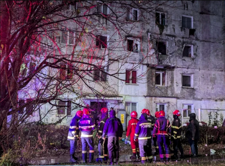 Explozie puternică într-un bloc de garsoniere din municipiul Bacău. Peste 40 de persoane au fost evacuate