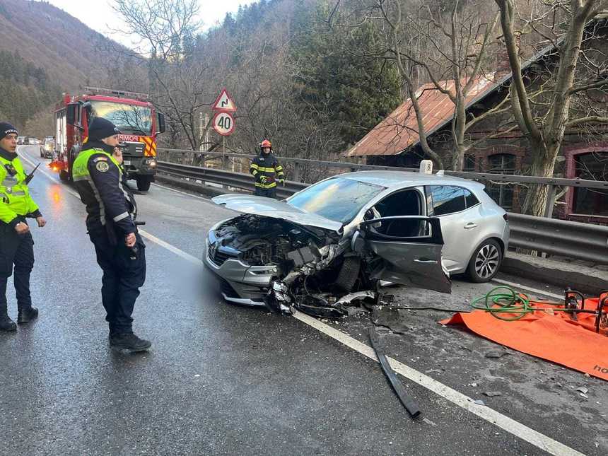 Trafic blocat pe DN1 la Sinaia. Trei mașini,  implicate într-un accident rutier