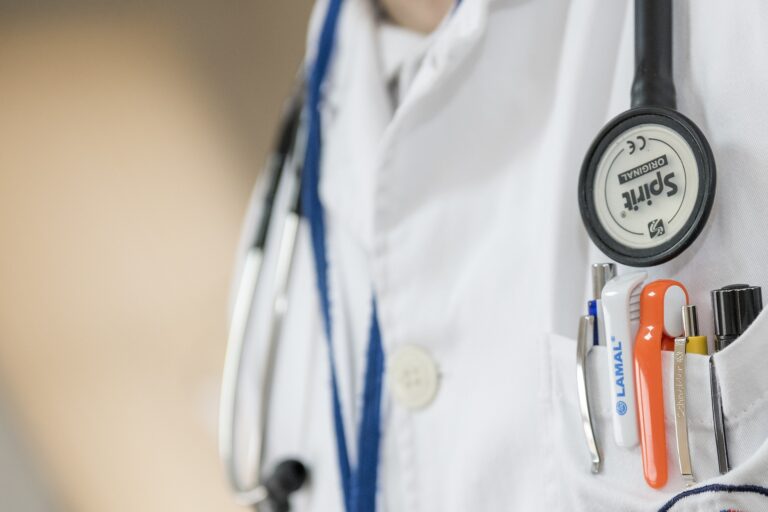 Eroii discreți ai sistemului medical ieșean: trei povești impresionante. Un domeniu provocator, dar evitat de tineri