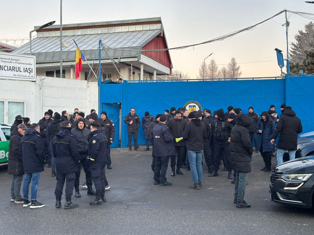 UPDATE S-a încheiat greva la Penitenciarul Iași. Polițiștii refuzau să intre la lucru, protestând împotriva Ordonanței austerității/VIDEO