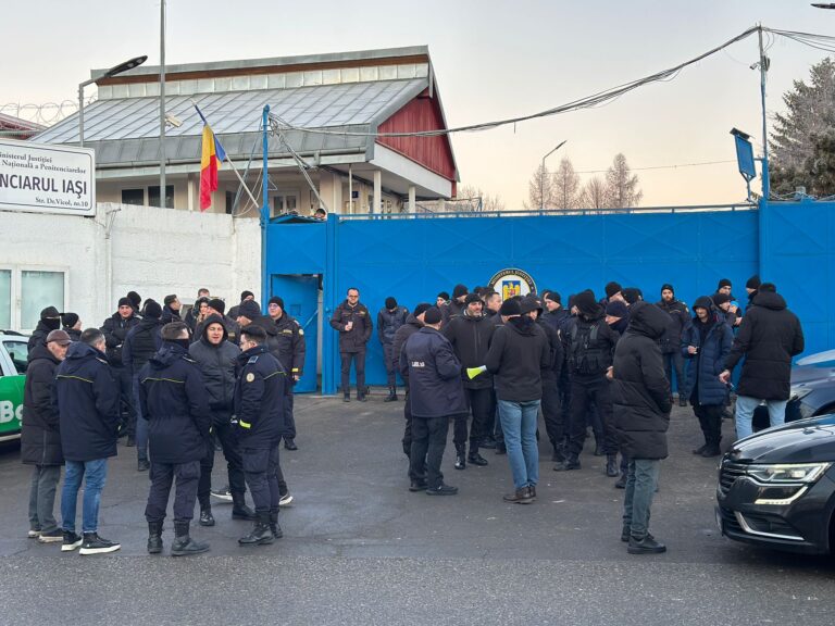 UPDATE S-a încheiat greva la Penitenciarul Iași. Polițiștii refuzau să intre la lucru, protestând împotriva Ordonanței austerității/VIDEO