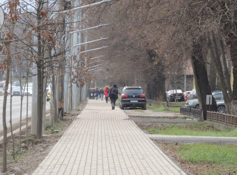 Iluminat public în casele celor care locuiesc pe șos. Bucium, nu pe trotuar. „Dorel” încă există!