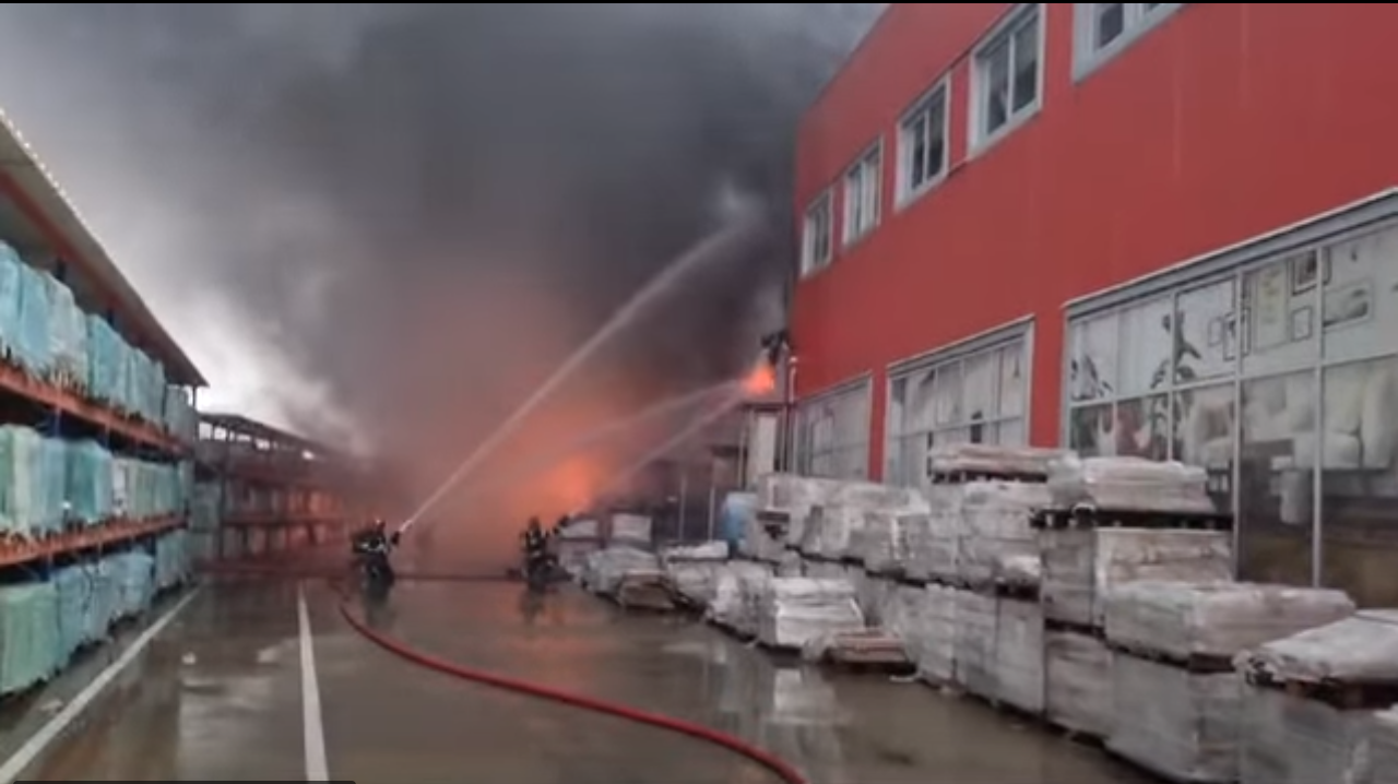 Pompierii lucrează de peste 12 ore să stingă un incendiu izbucnit în Craiova la un depozit de materiale de construcții