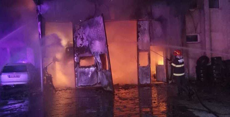 Incendiu puternic la un service auto din Craiova. Nu sunt persoane rănite