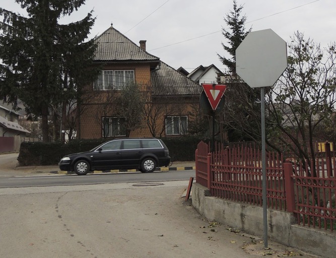 Furtul de indicatoare rutiere, sport de masă la Iași. Șeful DJAD: „Am amplasat peste 2.000. Nu reușesc să fure cât punem noi”