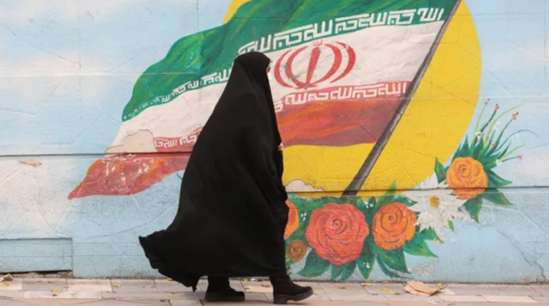 Preşedintele iranian Massoud Pezeshkian nu promulgă o lege privind purtarea vălului și cere să fie refăcută