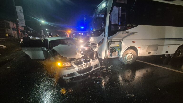 Coliziune între un microbuz și un autoturism la Lețcani. Un bărbat a fost transportat la spital