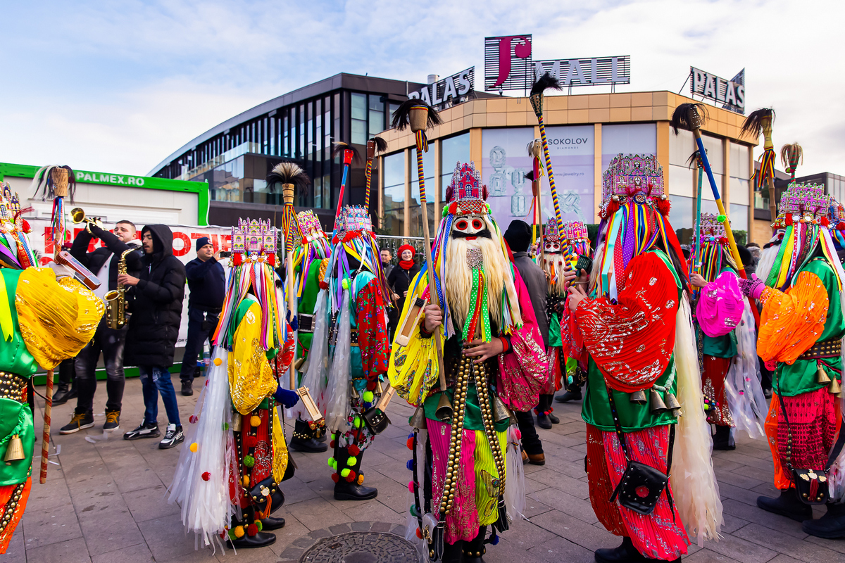 Festivalul folcloric „Datini și obiceiuri de iarnă” și Târgul de Crăciun din Iași îți aduc sărbători de poveste în grădina Palas