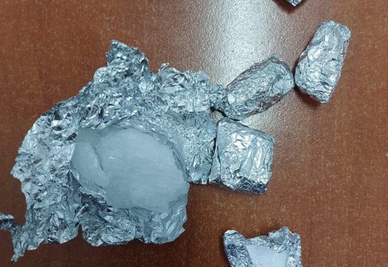 3 persoane cercetate pentru trafic de droguri