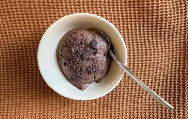 Mocha Mousse a fost aleasă culoarea anului 2025