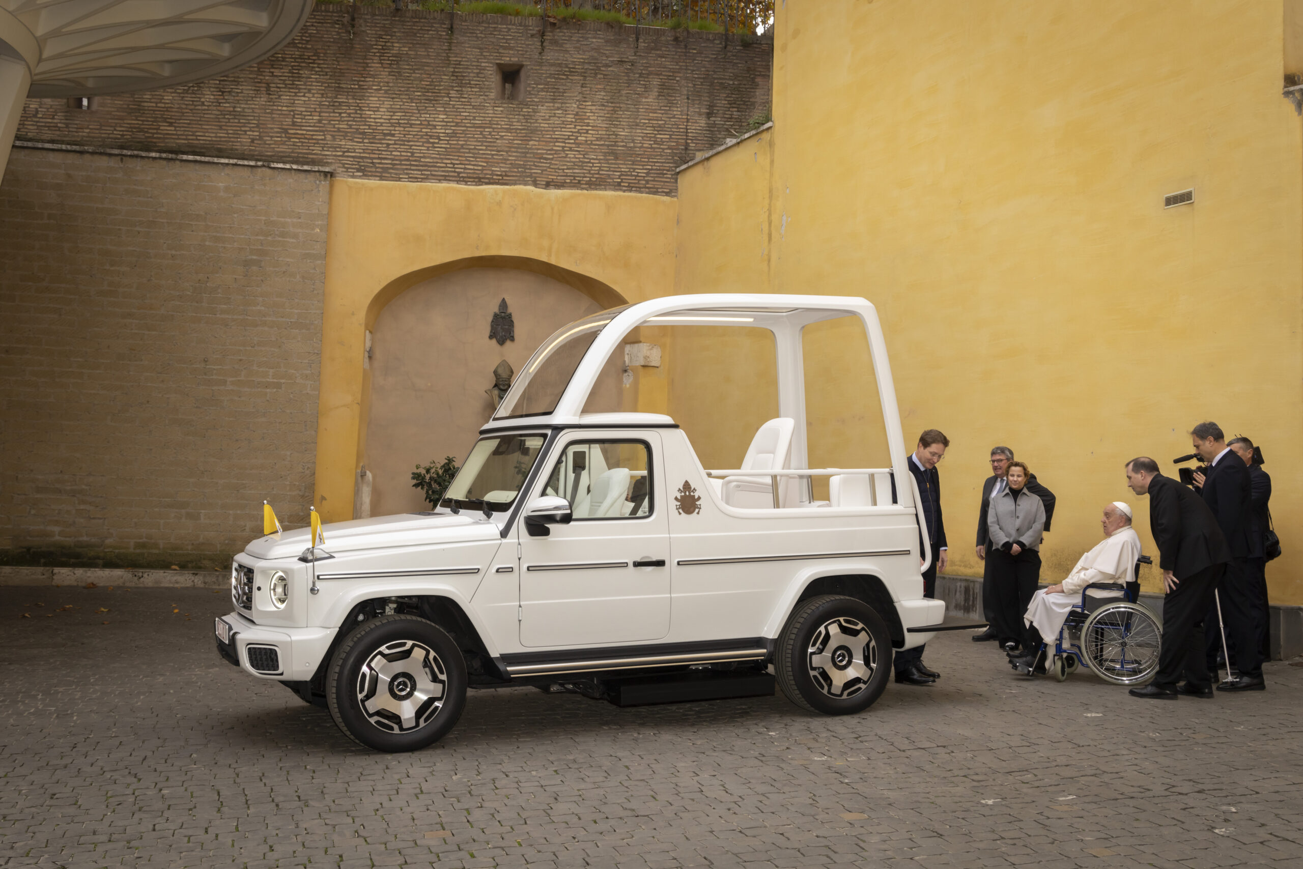 Noul Papamobil este un Mercedes G electric
