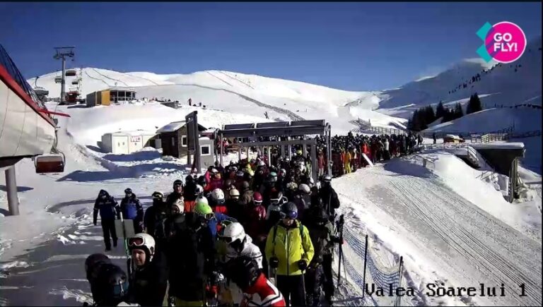 Aglomeraţie pe pârtiile de schi de la Sinaia. Sute de turişti stau la rând pentru a urca în mijloacele de transport pe cablu