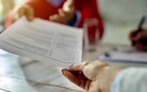 16 procese la Iași, identice cu cele de la Ploiești, pentru suspendarea anulării alegerilor. Cine sunt petiționarii