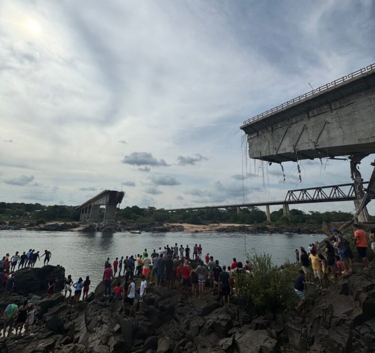 VIDEO Un pod din Brazilia s-a prăbuşit, deversând acid sulfuric în râu 