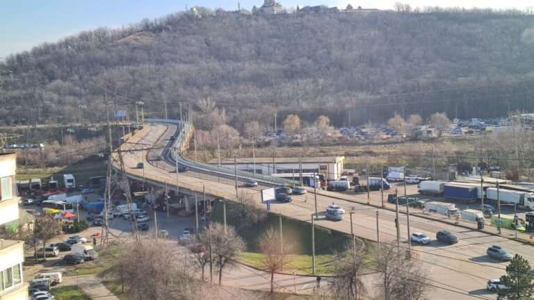 FOTO - Au fost deschise circulației toate benzile pe podul de pe Bulevardul Poitiers