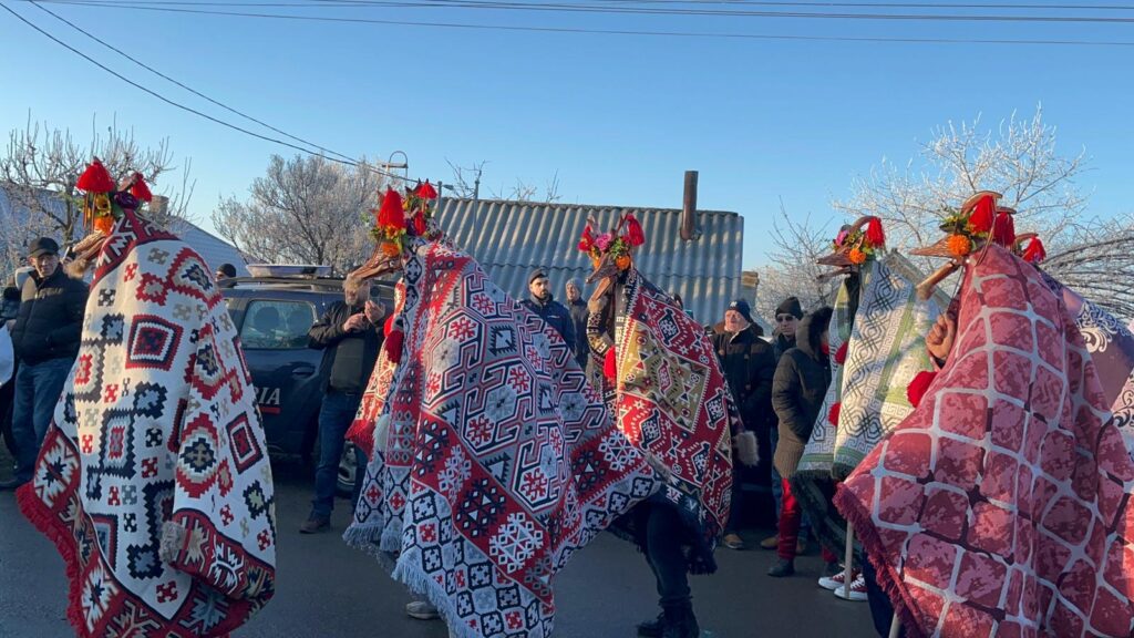 Tradiții și obiceiuri din bătrâni la Popricani! Ursul și capra s-au adunat în fața primăriei! – GALERIE FOTO/VIDEO