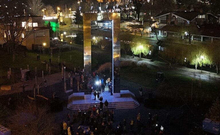 FOTO Instalație luminoasă inedită instalată în centrul Timișoarei, cu ocazia comemorării a 35 de ani de la Revoluţia din Decembrie 1989