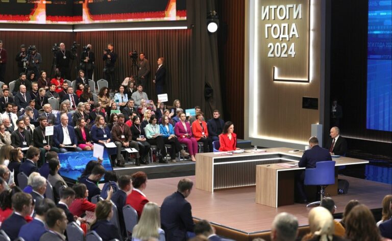 Putin a primit aproape 2,5 milioane de întrebări pentru conferinţa anuală, care a durat 4 ore şi 27 de minute