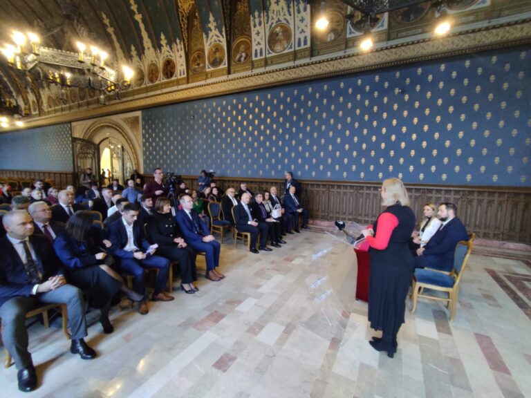 UPDATE Ceremonie de înmânare a certificatelor viitorilor deputați și senatori de Iași la Palatul Culturii