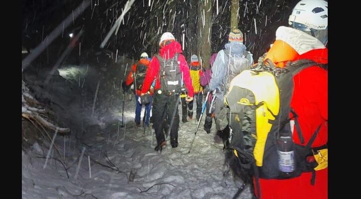 23 de turiști au fost recuperați de Salvamontiştii din Dâmboviţa, din zona Vârfului Leaota. Unul a decedat