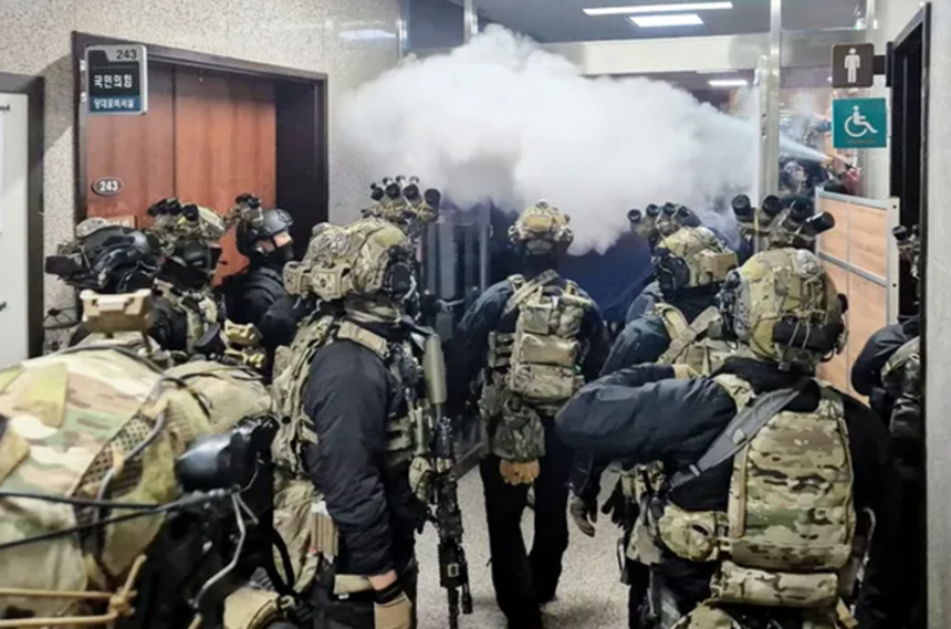  Preşedintele sud-coreean Yoon este îndemnat să demisioneze sau să fie pus sub acuzare din cauza legii marţiale