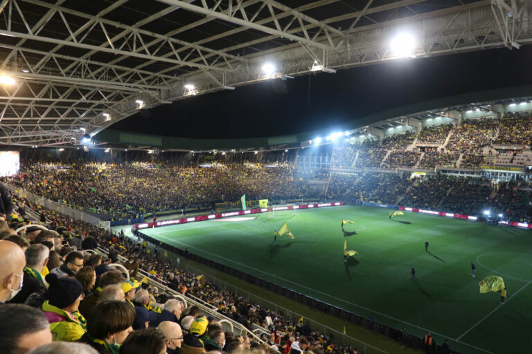 Alertă cu bombă la un meci din Ligue 1. Doi bărbaţi, tată şi fiu, au fost arestaţi la Paris