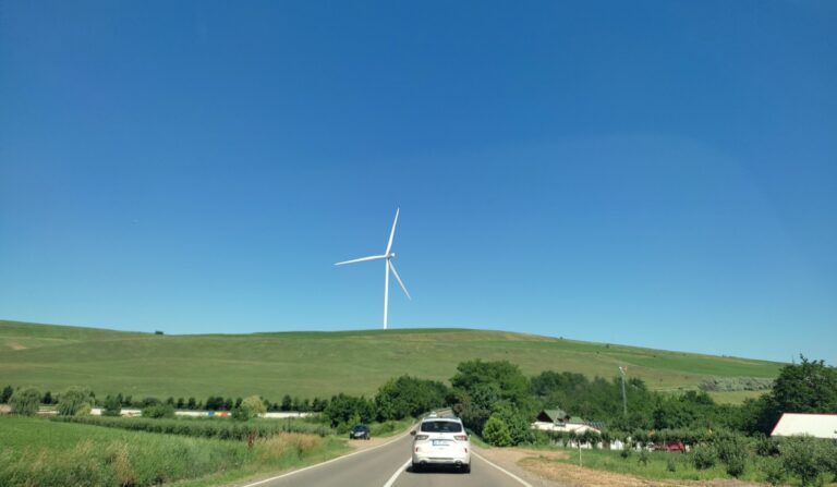 Turbine eoliene de 3,5 ori mai mai mari decât cea mai înaltă clădire din Iași, la doar 2 km de Castelul Miclăușeni
