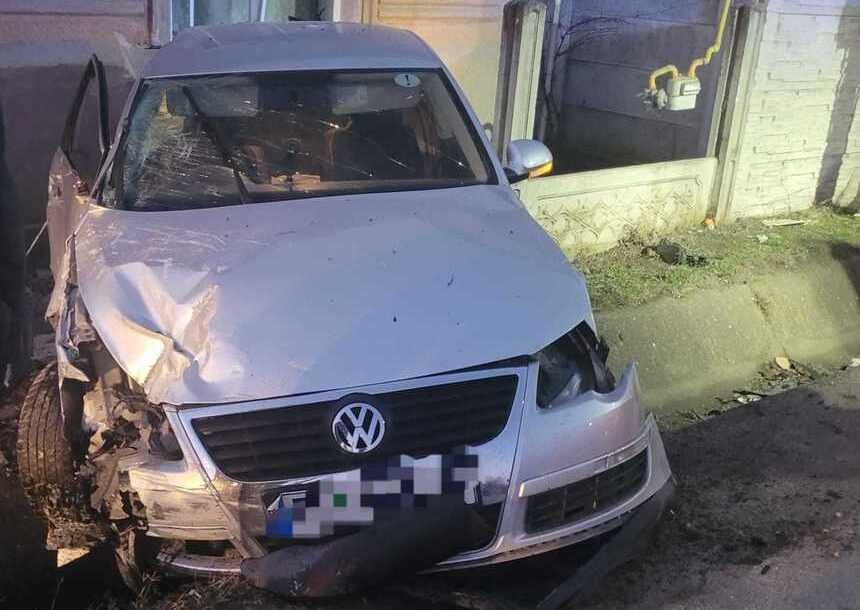 O maşină condusă de un tânăr de 19 ani din Dolj a lovit un pieton, pe care l-a aruncat în şanţ