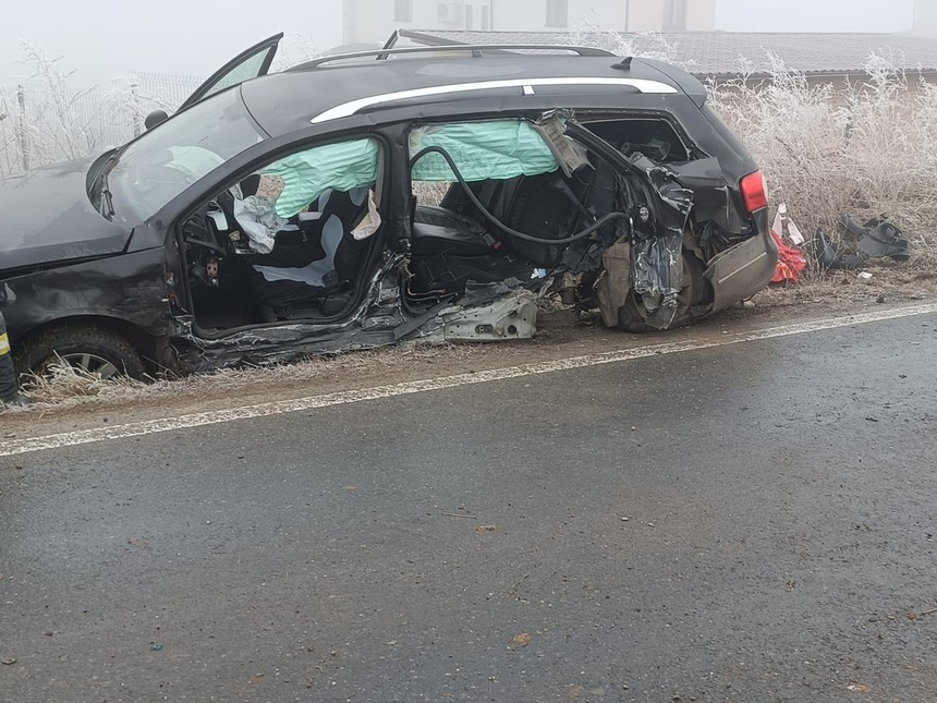 Accident grav pe un drum judeţean din Sibiu. Un copil de 6 ani a murit după ce două autoturisme s-au ciocnit